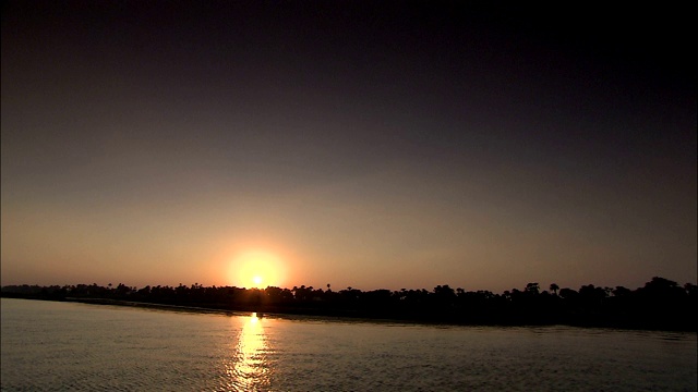 夕阳映照在尼罗河上。视频素材