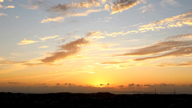 冲绳岛山上的景色缓缓落下的夕阳视频素材