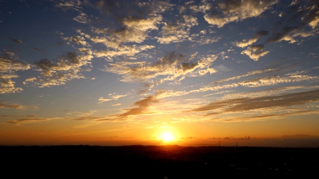 冲绳岛山上的景色缓缓落下的夕阳时光流逝视频素材