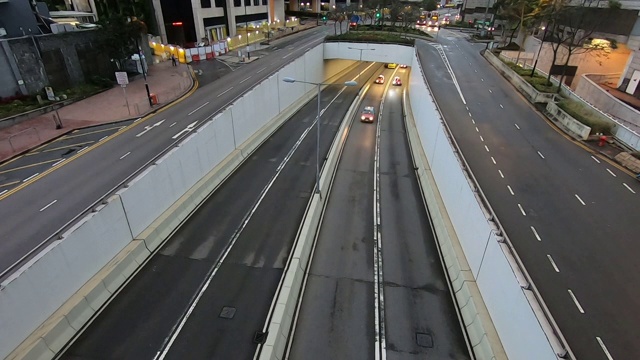 俯视图车辆于上午在香港从隧道公路驶出。视频素材