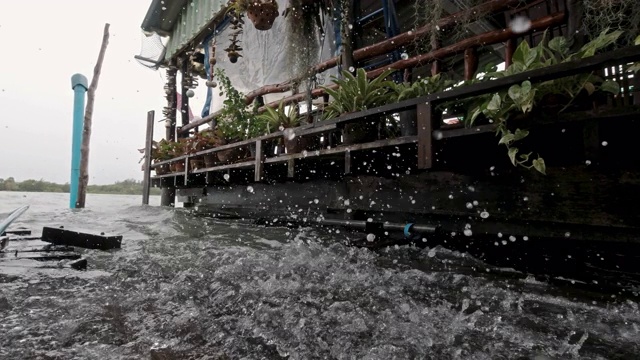 上升的海平面淹没了泰国安达曼海沿岸的传统棚屋视频素材