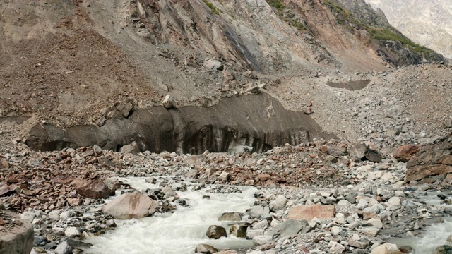 一架无人机沿着山间河流的跨度视频素材