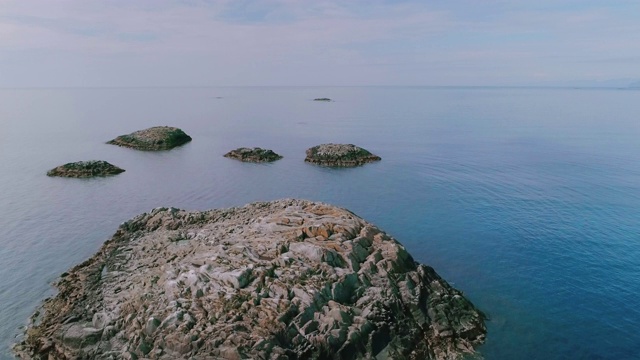 岛屿和美丽的海洋自然挪威自然景观航拍镜头。4K度假旅游概念。视频素材