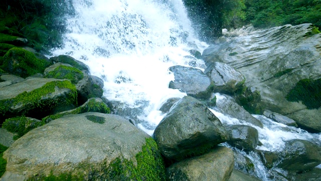 瀑布在山视频素材