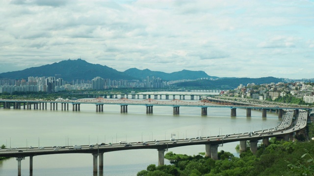 拍摄韩国首尔东河大桥和汉江的城市景观视频素材