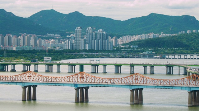 拍摄韩国首尔东河大桥和汉江的城市景观视频素材