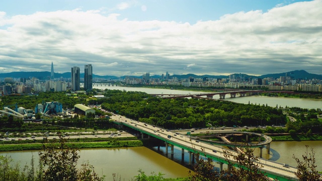 时间流逝拍摄的首尔城市景观与乐天塔和汉江从云峰山，韩国视频素材