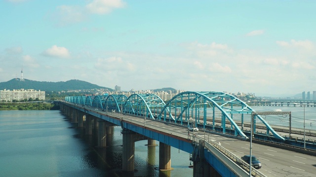 拍摄韩国首尔的城市景观，n -汉城塔和东搭桥穿过汉江视频素材