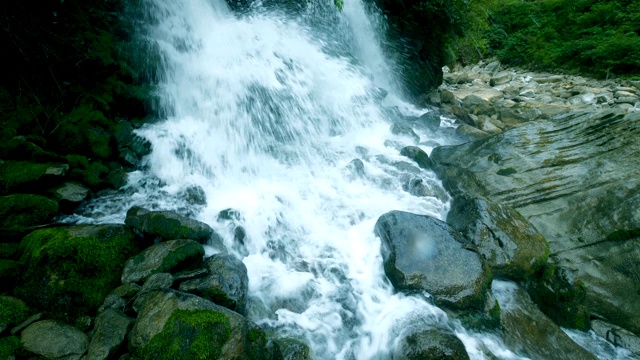 瀑布在山视频素材