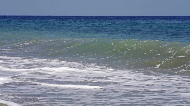 热带海滩主题:加勒比海岛屿海滩海浪的慢动作视图视频素材