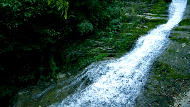 瀑布在山视频素材