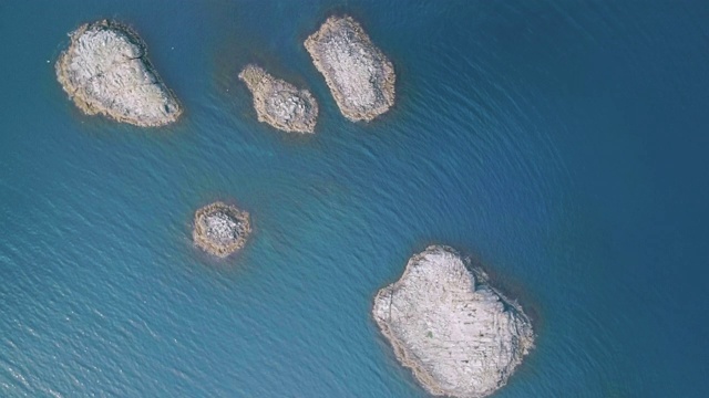 岛屿和美丽的海洋自然挪威自然景观航拍镜头。4K度假旅游概念。视频素材