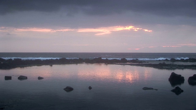 海浪拍打着半岛。视频素材