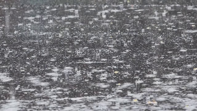 大雨水滴落在路上视频素材