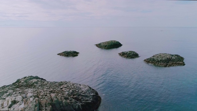 岛屿和美丽的海洋自然挪威自然景观航拍镜头。4K度假旅游概念。视频素材