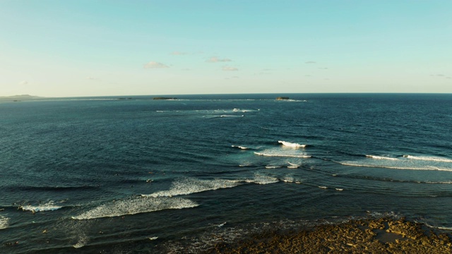 海浪和岩石岛屿的海洋。Siargao、菲律宾视频素材