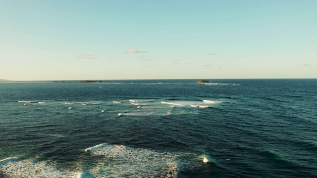 海浪和岩石岛屿的海洋。Siargao、菲律宾视频素材