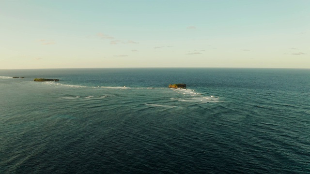 海浪和岩石岛屿的海洋。Siargao、菲律宾视频素材