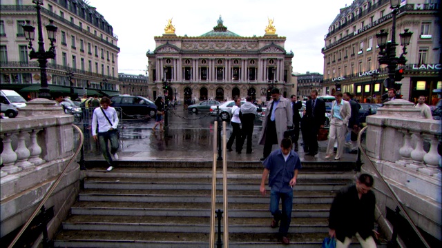 巴黎加尼埃宫(Palais Garnier)的交通和行人速度飞快。视频素材