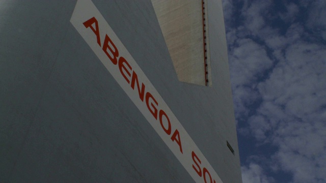 白色建筑的一侧写着“Abengoa Solar”。视频素材