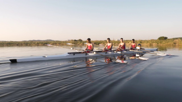 黎明时分，混合赛艇队在湖上训练视频素材