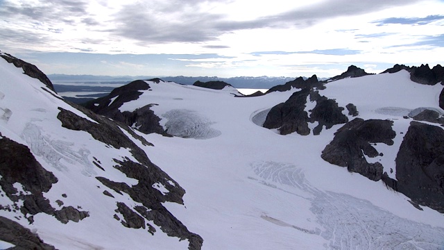 白雪覆盖着岩石嶙峋的山峰。视频素材