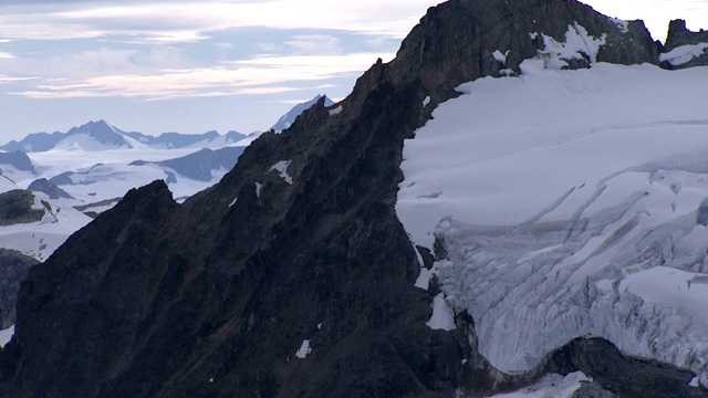 雪填满了阿拉斯加冰川的裂缝和山脊。视频素材