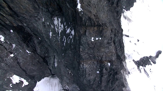 雪覆盖了阿拉斯加崎岖的冰川山脉。视频素材