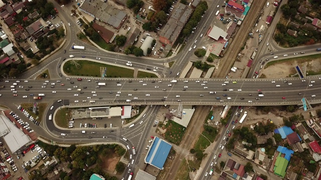 无人机眼视图-抽象的道路交通堵塞俯视图，交通概念视频素材