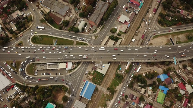 无人机眼视图-抽象的道路交通堵塞俯视图，交通概念视频素材