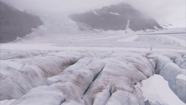 云层落在朱诺冰原的裂缝和雪山上。视频素材