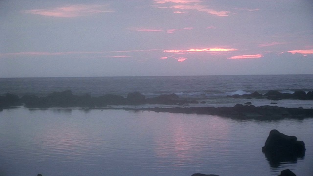 海浪拍打着海岸。视频素材