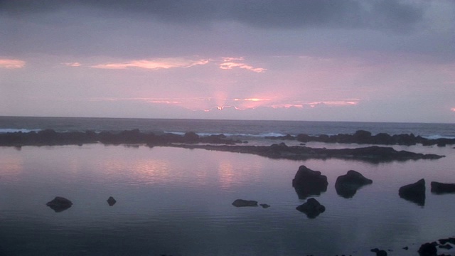 海浪拍打着半岛。视频素材