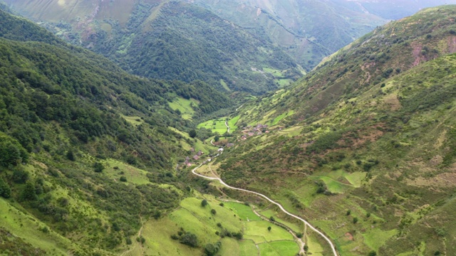 美丽的山谷鸟瞰图，在Braña del Pornacal附近的阿斯图里亚斯，西班牙视频素材