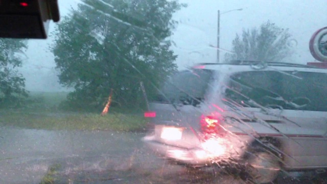 在一场冰雹风暴中坐在车里视频素材