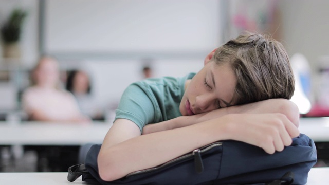 学生在课堂上睡觉的特写视频素材