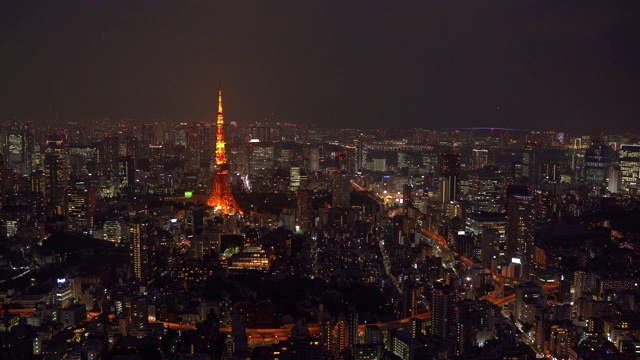 城市在夜晚与交通灯和摩天大楼，时间流逝视频素材