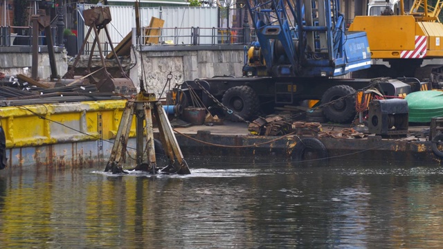 河道疏浚机械用巨型铁铲从河底提升泥沙视频素材