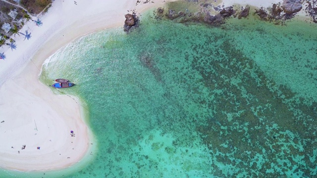 鸟瞰图，夏日多彩的海景，令人惊叹的热带曲线海滩。视频素材