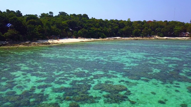 鸟瞰图，夏季热带岛屿丰富多彩的海景。安达曼海。视频素材