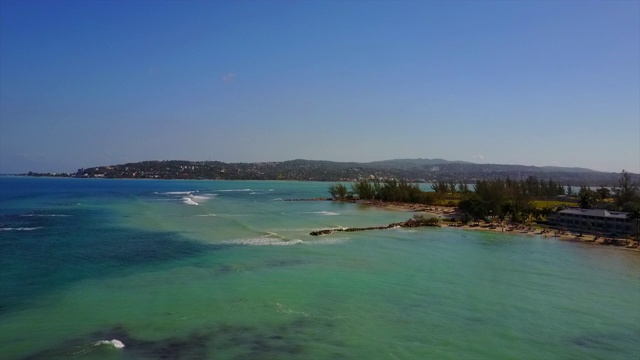 牙买加蒙特哥湾加勒比海的海浪和海滩视频素材