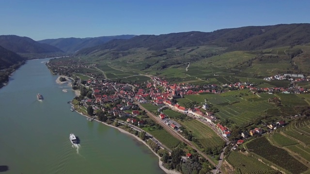 在德瓦肖镇和葡萄园的Weisenkirchen的空中全景图。瓦山谷,奥地利视频素材