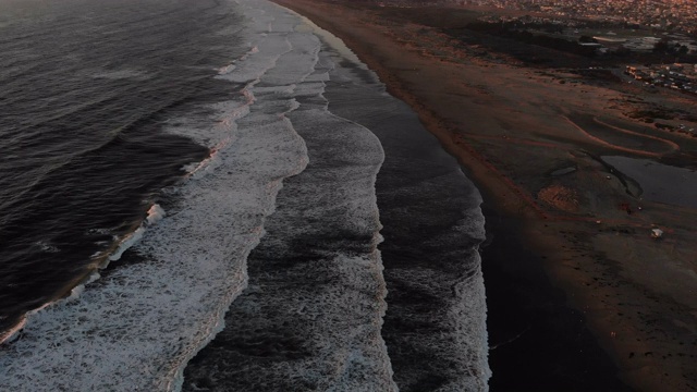 mb181_在日出时在海滩上高高飞翔，向下看海浪。视频下载