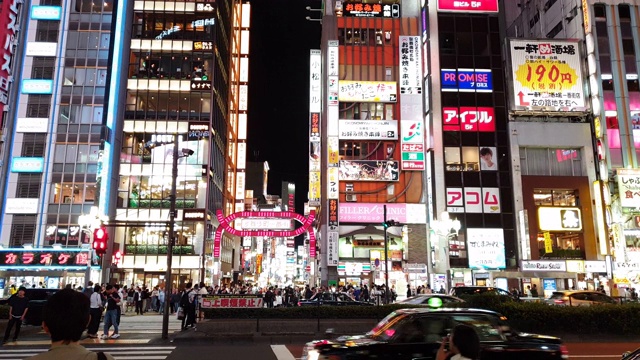 日本东京，晚上歌舞伎町的人群视频素材