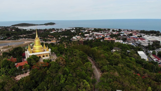 经典佛寺之间的森林。从空中俯瞰泰国山上绿树间的佛教寺院。苏梅岛。旅游、冥想、东方生活的理念。亚洲村视频素材