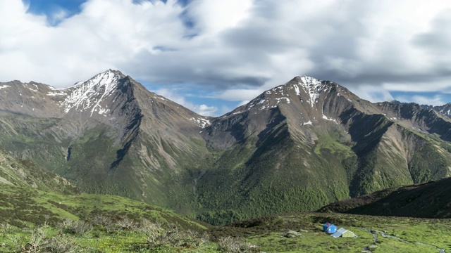 中国四川省四姑娘山国家公园海子谷四姑娘山地区的夏季自然风光视频素材