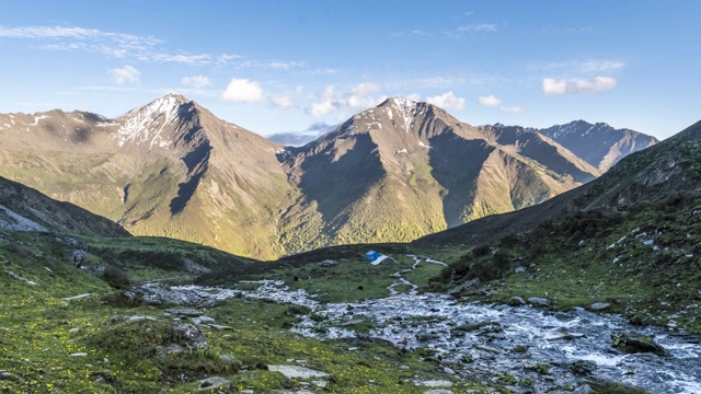 中国四川省四姑娘山国家公园海子谷四姑娘山地区的夏季自然景观视频素材