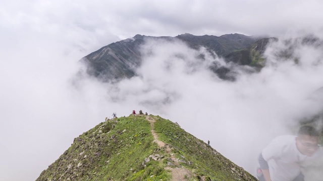 中国四川省小金县巴郎山景的夏季云团在一峰之间移动视频素材