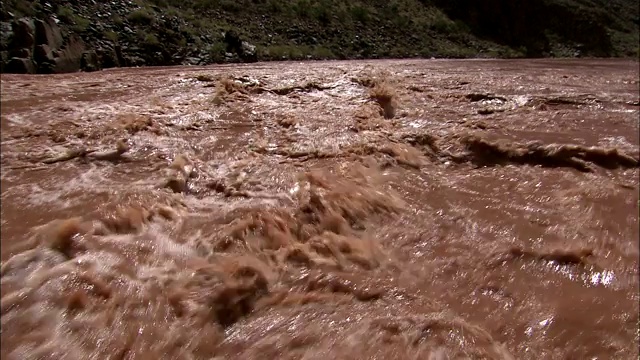 浑水在大理石峡谷中急速流动。视频素材