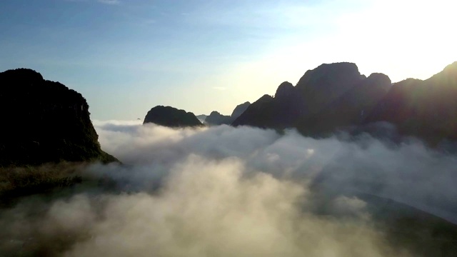 令人惊奇的飞行在雾对山的河流向下看视频素材